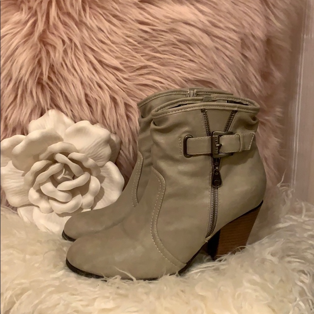Guess Booties 🤍